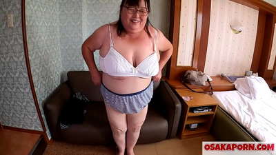 ወፍራም ጃፓናዊ እናት ግዙፍ ጡቶቿን እያሳየች በወሲብ አሻንጉሊት ትዝናናለች። የ51 ዓመቷ እስያዊት እናት ስለ ወሲባዊ ልምዷ ትናገራለች። ዩኪኮ 1 OSAKAPORN የሰባ ወፍ
